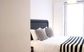 Joivy Modern 1-Bed Apt With Terrace, Moments From Sao Bento Palace